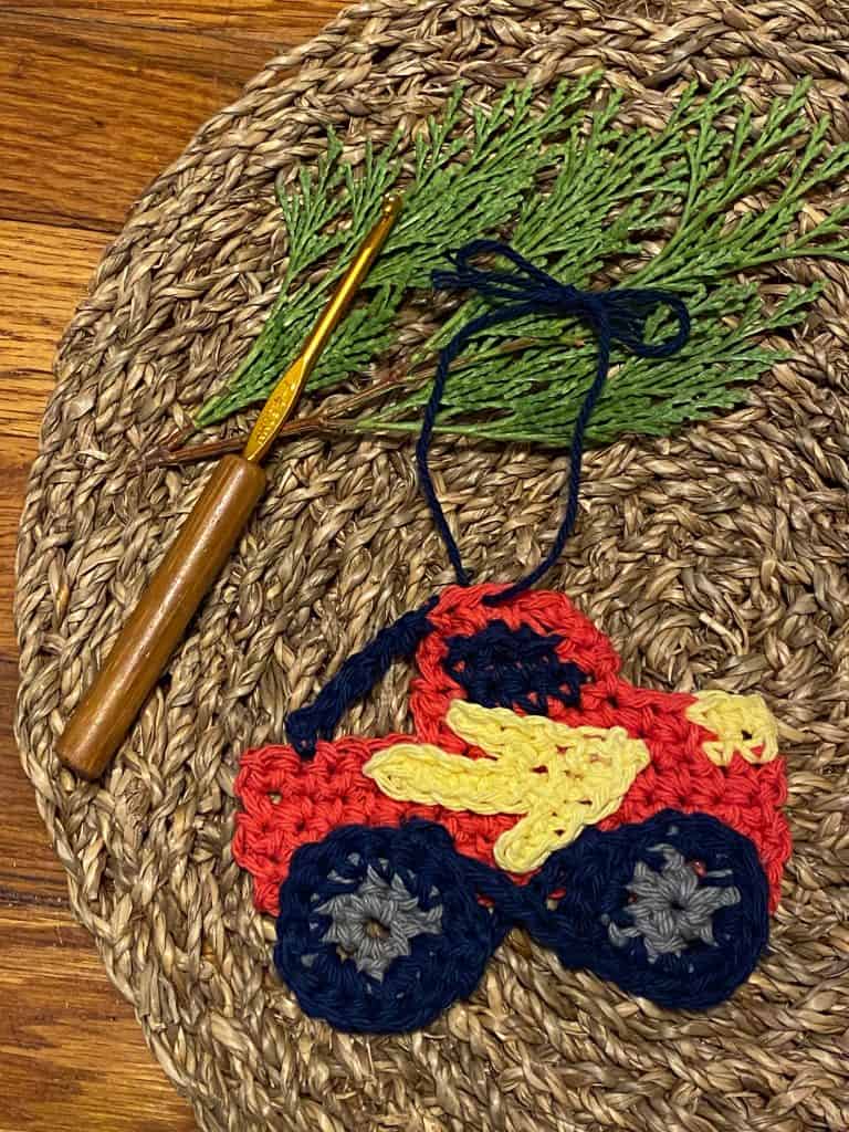 Crochet this Monster Truck ornament really quickly using any worsted weight yarn. Great Christmas tree ornament or present decoration. 