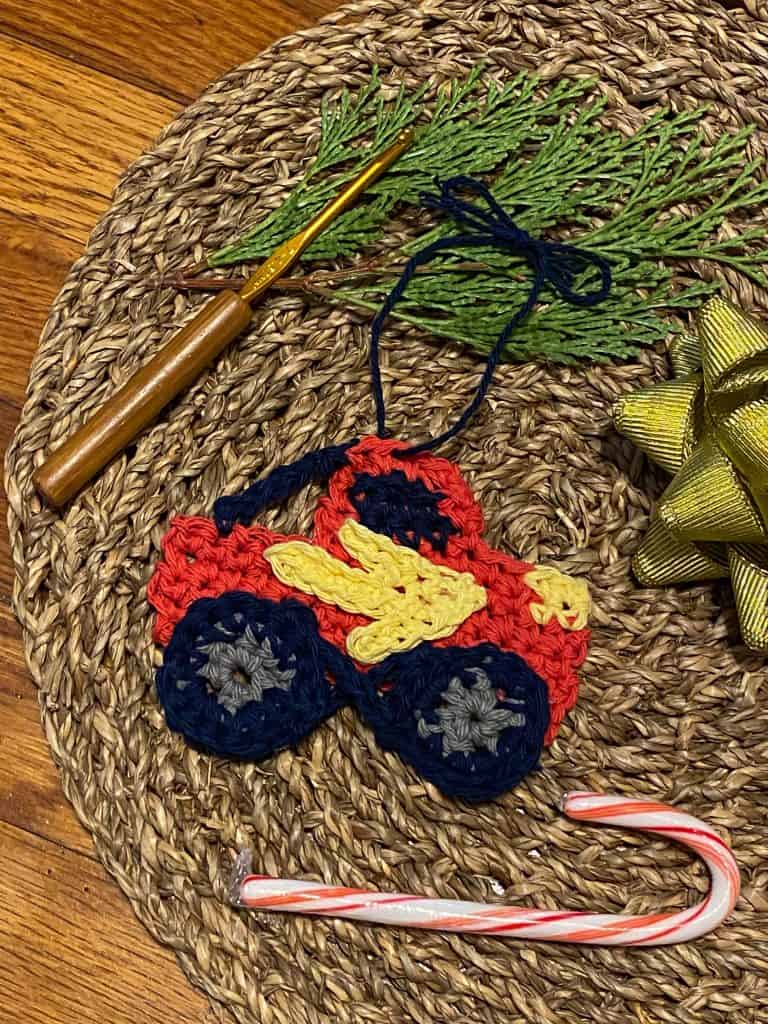 Crochet this Monster Truck ornament really quickly using any worsted weight yarn. Great Christmas tree ornament or present decoration. 
