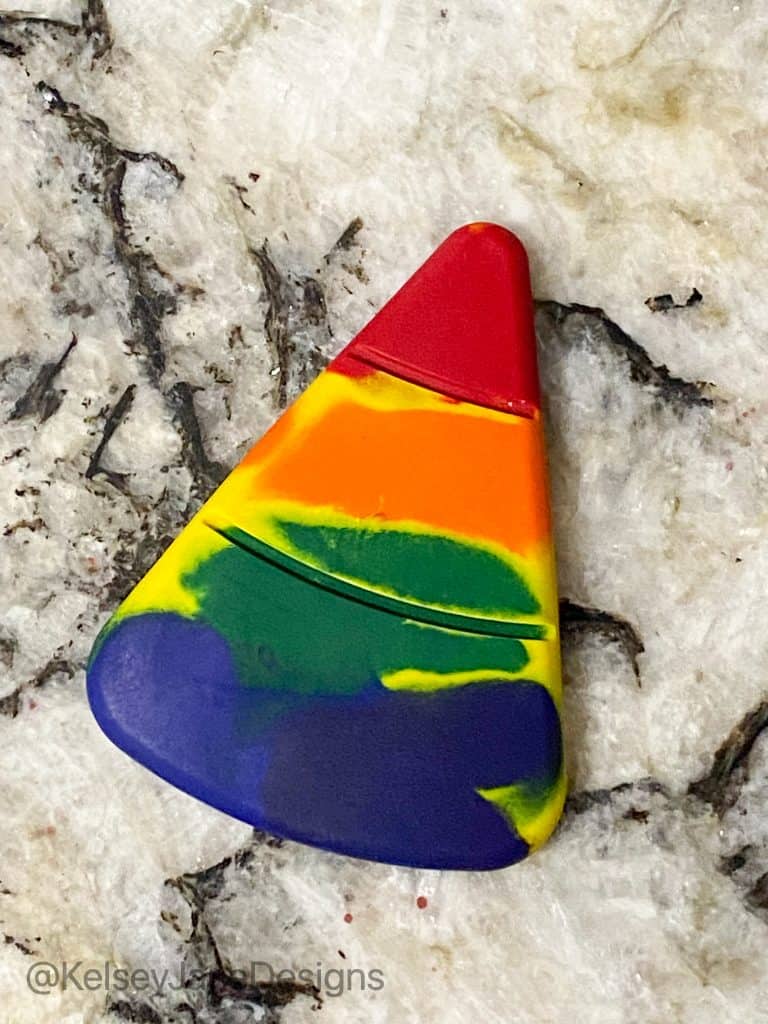 Making crayons is a great and easy activity to do with kids. If you have a toddler then you more than likely have a ton of broken crayons around. Take those crayons and reinvent them into an endless number of fun shapes using silicone molds. 