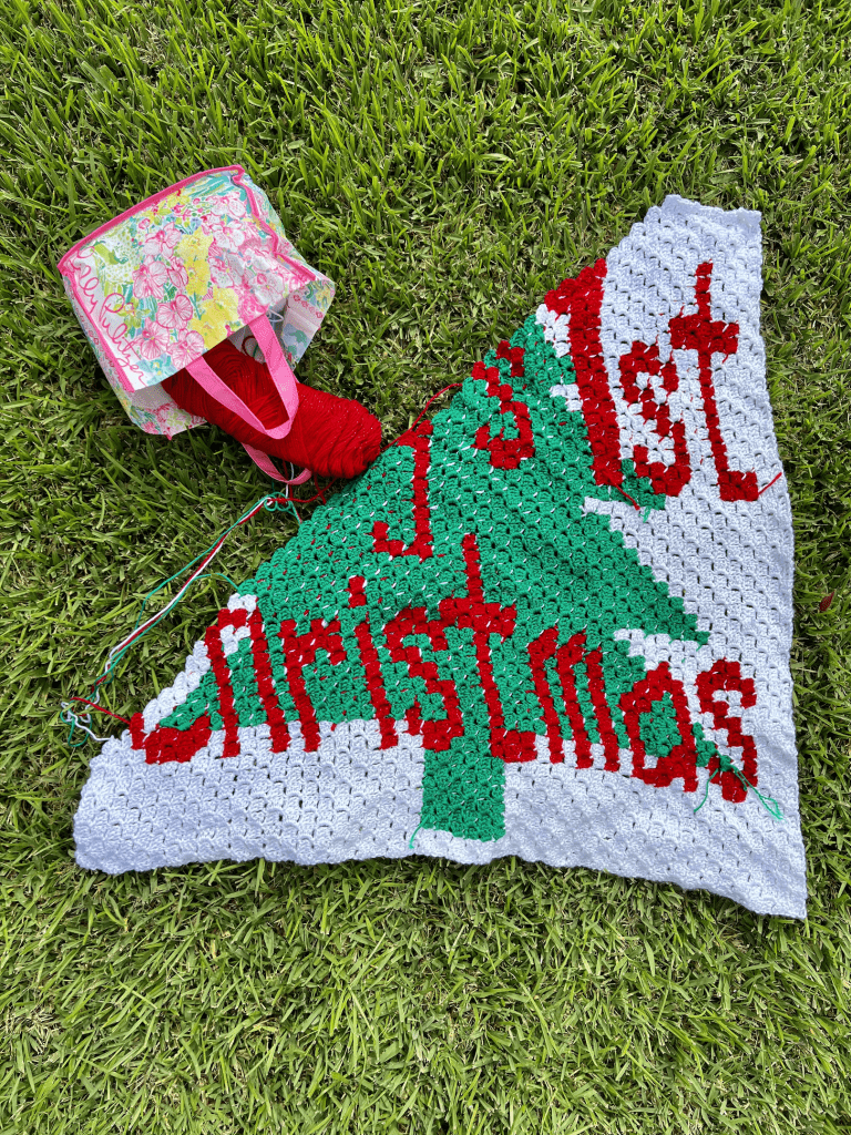 Capture the magic of Baby's 1st Christmas with this heirloom Christmas blanket that can be enjoyed by generations of newborns. Quickly crochet this C2C blanket with this free pattern and graphghan. 