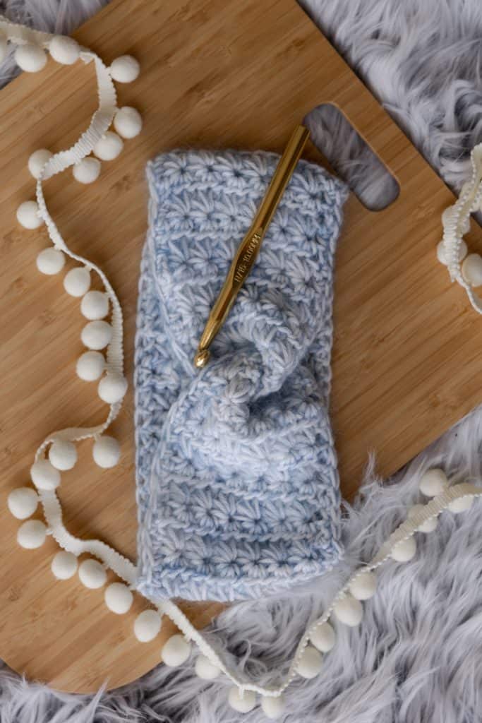 Oh My Fuzzy Stars Crochet Ear Warmer Pattern. Free beginner star stitch ear warmer pattern. 